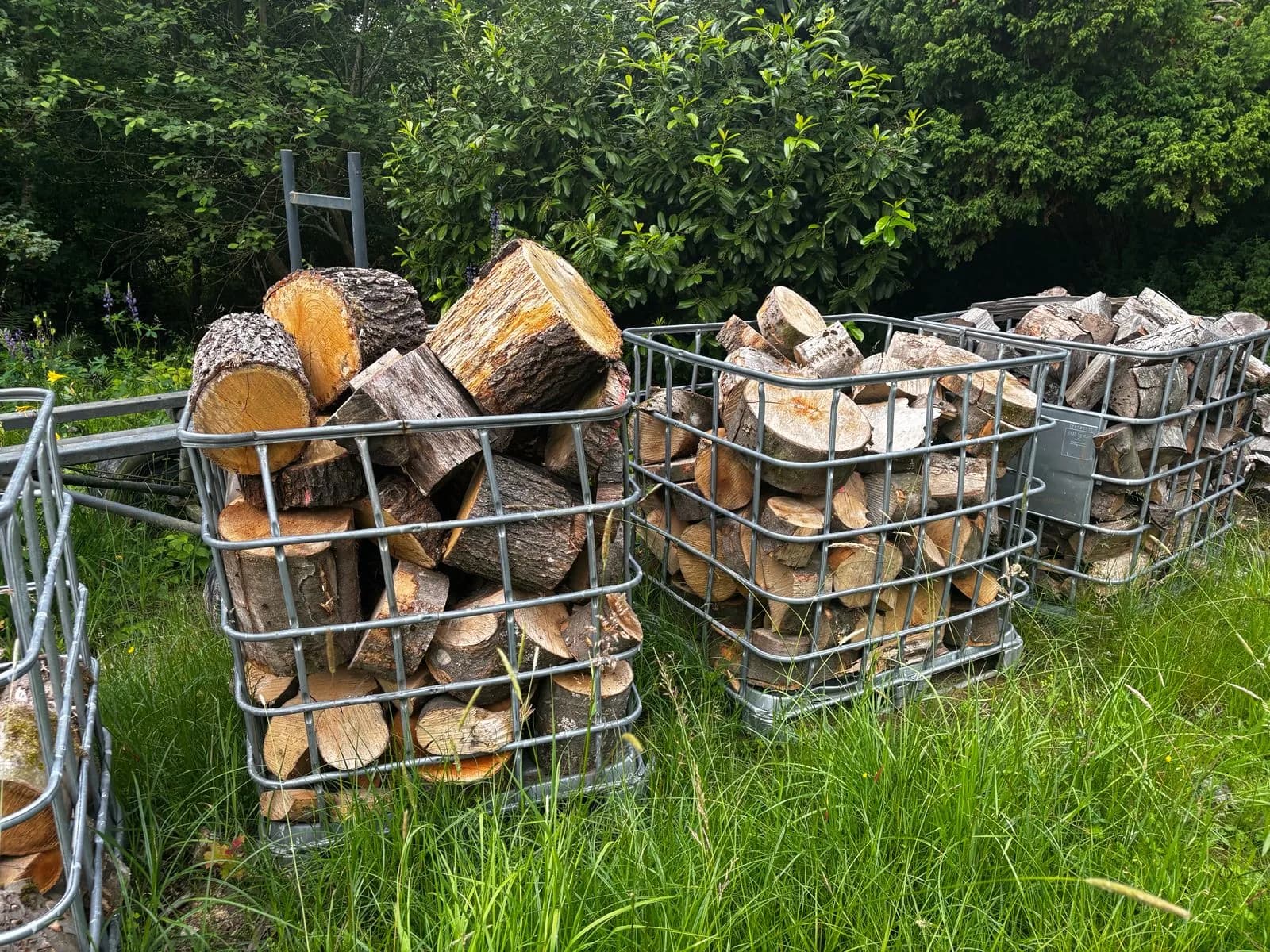 Gitterboxen mit Brennholzabschnitten