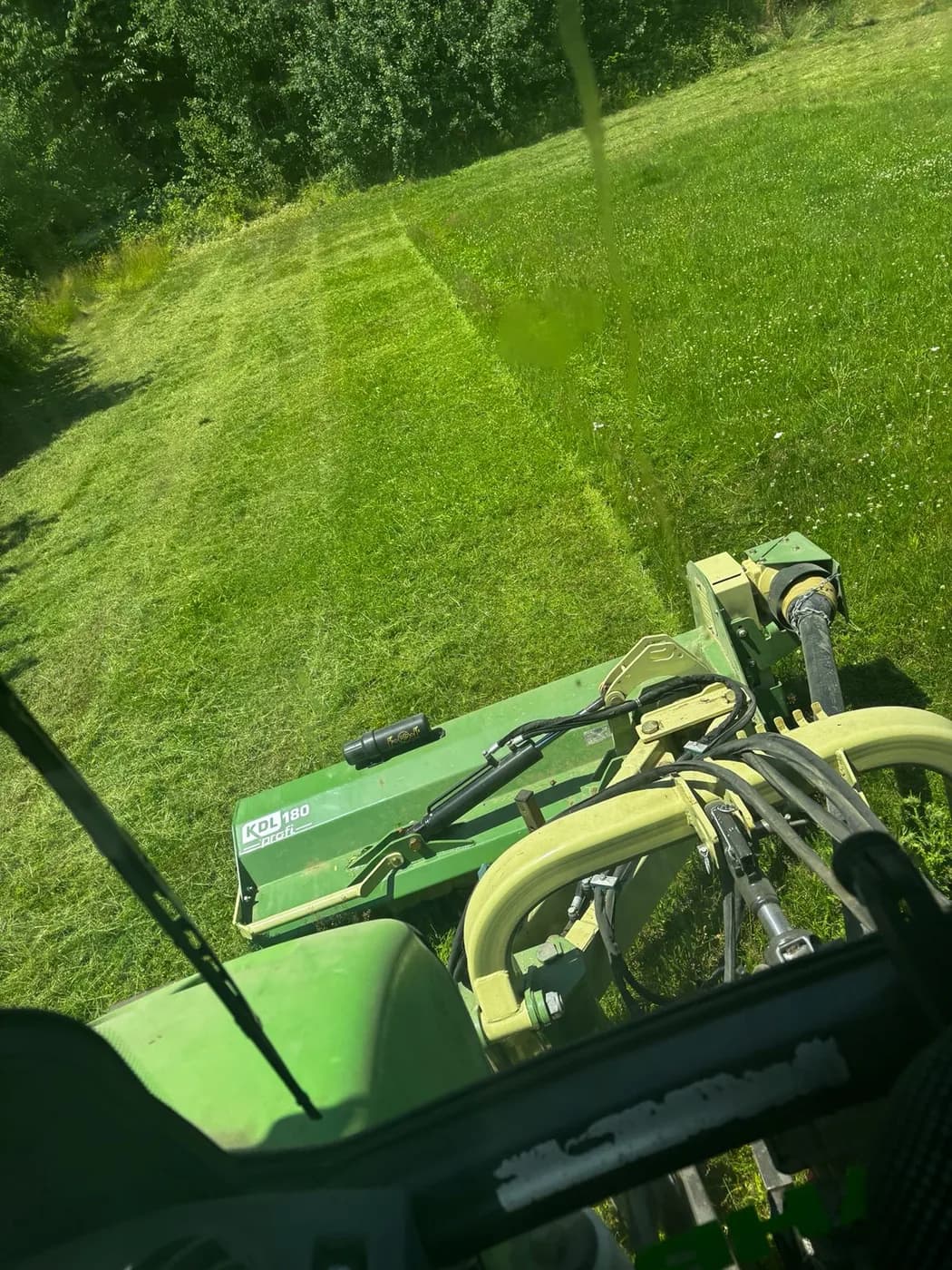 Blick aus der Kabine auf den Mulcher beim Mähen