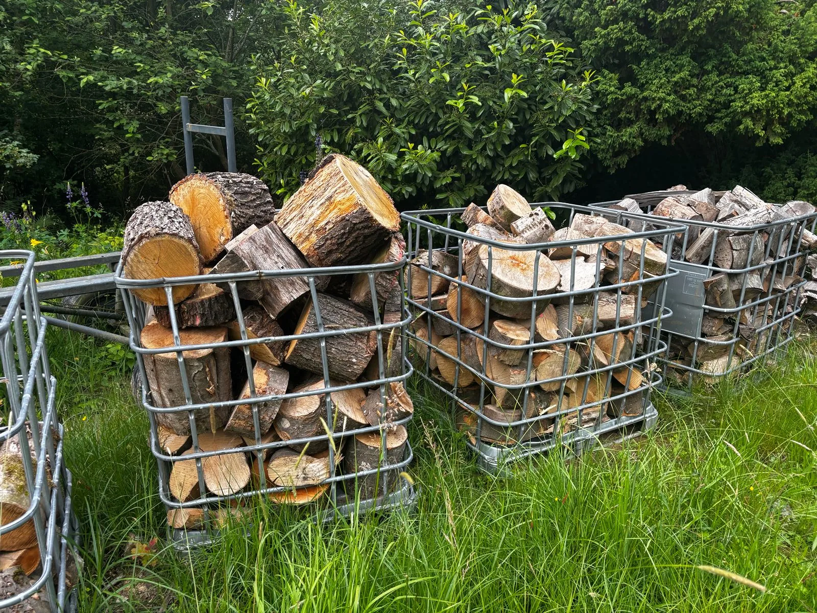 Gitterboxen mit Brennholzabschnitten